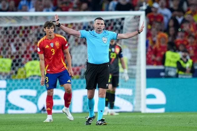 Michael Oliver gestures, UEFA Nations League 2025 Semi-final, Spain and France, Stuttgart Arena, June 5, 2025, Stuttgart, Germany.