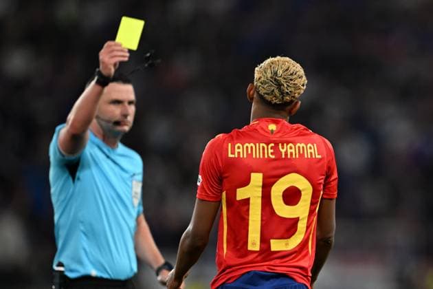 UEFA Nations League Semi-Final: Spain v France STUTTGART, GERMANY - JUNE 05: Lamine Yamal is shown a yellow card by referee Michael Oliver during the UEFA Nations League 2025 semi-final match between Spain and France at the MHP Arena Stadium on June 5, 2025, Stuttgart, Germany. Halil Sagirkaya Anadolu Stuttgart Germany. Editorial use only. Please get in touch for any other usage.  Copyright: x2025xAnadoluxHalilxSagirkayax