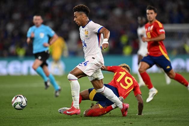 UEFA Nations League Semi-Final: Spain v France STUTTGART, GERMANY - JUNE 05: Lamine Yamal (19) of Spain in action against Desire Doue (24) of France during the UEFA Nations League 2025 semi-final match between Spain and France at the MHP Arena Stadium on June 5, 2025, Stuttgart, Germany. Halil Sagirkaya Anadolu Stuttgart Germany. Editorial use only. Please get in touch for any other usage.  Copyright: x2025xAnadoluxHalilxSagirkayax
