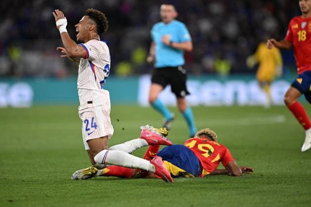 UEFA Nations League Semi-Final: Spain v France STUTTGART, GERMANY - JUNE 05: Lamine Yamal (19) of Spain in action against Desire Doue (24) of France during the UEFA Nations League 2025 semi-final match between Spain and France at the MHP Arena Stadium on June 5, 2025, Stuttgart, Germany. Halil Sagirkaya Anadolu Stuttgart Germany. Editorial use only. Please get in touch for any other usage.  Copyright: x2025xAnadoluxHalilxSagirkayax