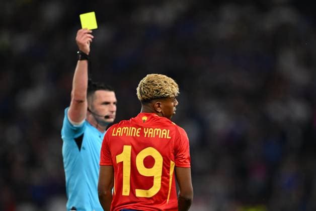 UEFA Nations League Semi-Final: Spain v France STUTTGART, GERMANY - JUNE 05: Lamine Yamal is shown a yellow card by referee Michael Oliver during the UEFA Nations League 2025 semi-final match between Spain and France at the MHP Arena Stadium on June 5, 2025, Stuttgart, Germany. Halil Sagirkaya Anadolu Stuttgart Germany. Editorial use only. Please get in touch for any other usage.  Copyright: x2025xAnadoluxHalilxSagirkayax