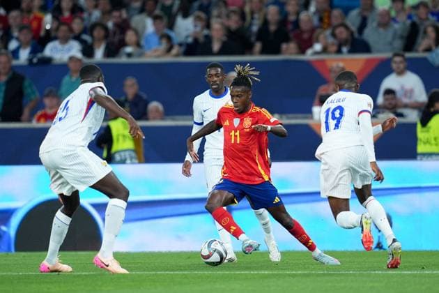 Nico Williams (Spain) and Pierre Kalulu (France) compete for the ball during the UEFA Nations League match between Spain and France at Mercedes-Benz Arena Stuttgart Germany on 05 June 2025. Stoccarda Mercedes-Benz Arena Stoccarda Germany Copyright: xPhotoxGoalxPix MatteoxCiambellix SP24-1209-006