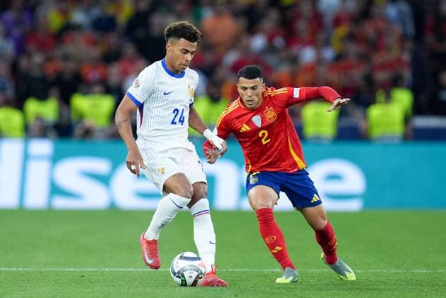 Pedro Porro (Spain) and Desire Doue (France) compete for the ball during the UEFA Nations League match between Spain and France at Mercedes-Benz Arena Stuttgart Germany on 05 June 2025. Stoccarda Mercedes-Benz Arena Stoccarda Germany Copyright: xPhotoxGoalxPix MatteoxCiambellix SP24-1209-011