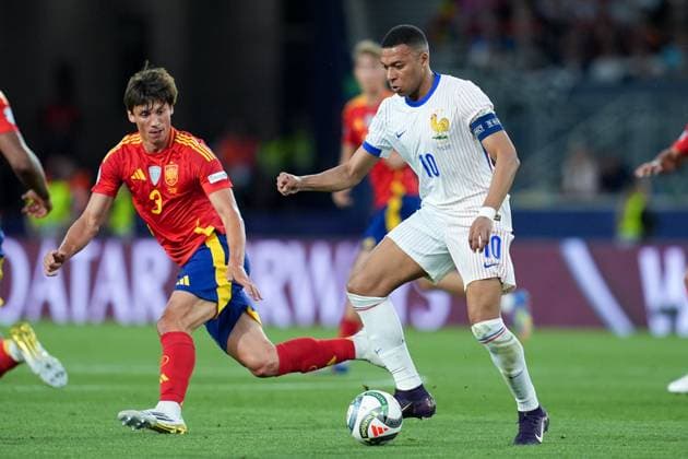 Kylian Mbappe (France) and Robin Le Normand (Spain) compete for the ball during the UEFA Nations League match between Spain and France at Mercedes-Benz Arena Stuttgart Germany on 05 June 2025. Stoccarda Mercedes-Benz Arena Stoccarda Germany Copyright: xPhotoxGoalxPix MatteoxCiambellix SP24-1209-020