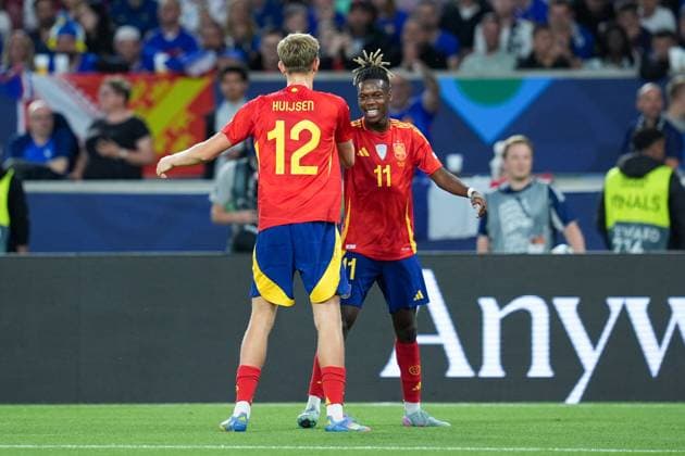 Nico Williams (Spain) celebrates with Dean Huijsen (Spain) after scoring second goal during the UEFA Nations League match between Spain and France at Mercedes-Benz Arena Stuttgart Germany on 05 June 2025. Stoccarda Mercedes-Benz Arena Stoccarda Germany Copyright: xPhotoxGoalxPix MatteoxCiambellix SP24-1209-028