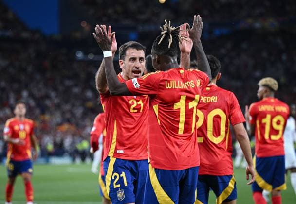FUSSBALL UEFA Nations League 2024 2025 Halbfinale in Stuttgart Spanien - Frankreich 05.06.2025 JUBEL Spanien; Mikel Oyarzabal (li) klatscht den Torschuetze zum 0-1 Nico Williams (re) ab