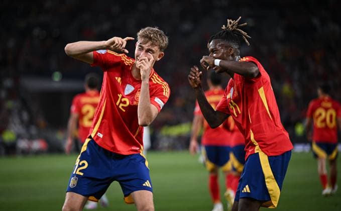 Sport Bilder des Tages FUSSBALL UEFA Nations League 2024 2025 Halbfinale in Stuttgart Spanien - Frankreich 05.06.2025 JUBEL Spanien; Dean Huijsen (li) und Torschuetze zum 0-1 Nico Williams (re)