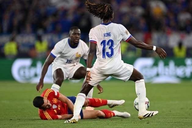 UEFA Nations League Semi-Final: Spain v France STUTTGART, GERMANY - JUNE 05: Mikel Merino (6) of Spain falls to the ground as he compates with Manu Kone (13) of France during the UEFA Nations League 2025 semi-final match between Spain and France at the MHP Arena Stadium on June 5, 2025, Stuttgart, Germany. Halil Sagirkaya Anadolu Stuttgart Germany. Editorial use only. Please get in touch for any other usage.  Copyright: x2025xAnadoluxHalilxSagirkayax