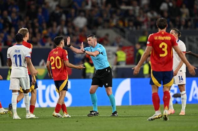 UEFA Nations League Semi-Final: Spain v France STUTTGART, GERMANY - JUNE 05: Pedri (20) of Spain objects to the referee during the UEFA Nations League 2025 semi-final match between Spain and France at the MHP Arena Stadium on June 5, 2025, Stuttgart, Germany. Halil Sagirkaya Anadolu Stuttgart Germany. Editorial use only. Please get in touch for any other usage.  Copyright: x2025xAnadoluxHalilxSagirkayax