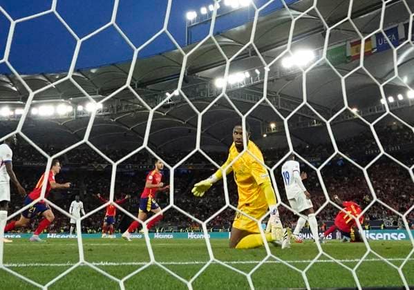 05.06.2025, Fussball UEFA Nations League 2024 25, Halbfinale, Spanien - Frankreich, in der MHP-Arena Stuttgart, Torwart Mike Maignan (Frankreich) kassiertt das 1:0 von Nico Williams (Spanien)