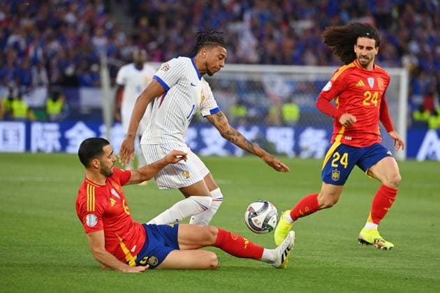 v.li:Mikel MERINO (ESP),Michael OLISE (FRA), Marc CUCURELLA (ESP),Aktion,Zweikampf. Fussball Nations League Final Four Halbfinale Spanien (ESP) - Frankreich (FRA) am 05.06.2025 , Fussball Arena Stuttgart.