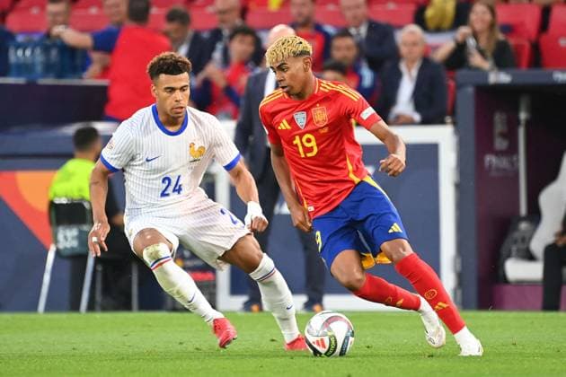 Lamine YAMAL (ESP), Aktion,Zweikampf gegen Desire DOUE (FRA). Fussball Nations League Final Four Halbfinale Spanien (ESP) - Frankreich (FRA) am 05.06.2025 , Fussball Arena Stuttgart.
