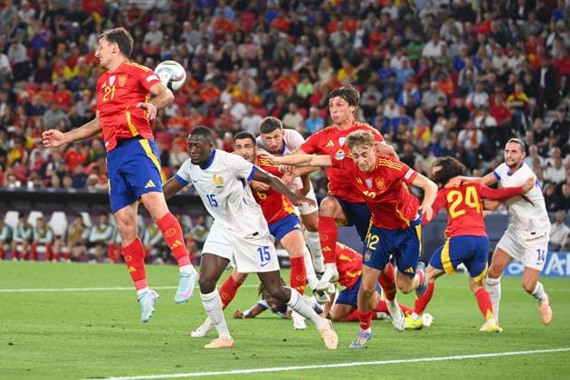 Strafraumszene,v.li:Mikel OYARZABAL (ESP), Ibrahim KONATE (FRA),Mikel MERINO (ESP),Oscar MINGUEZA (ESP) ,Aktion, Fussball Nations League Final Four Halbfinale Spanien (ESP) - Frankreich (FRA) am 05.06.2025 , Fussball Arena Stuttgart.