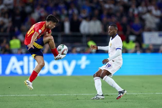 UEFA Nations League Finals 2025 Germany Halbfinale Spanien - Frankreich am 05.06.2025 in der Arena Stuttgart in Stuttgart Pedri ( Spanien ), links - Pierre Kalulu ( Frankreich ), rechts