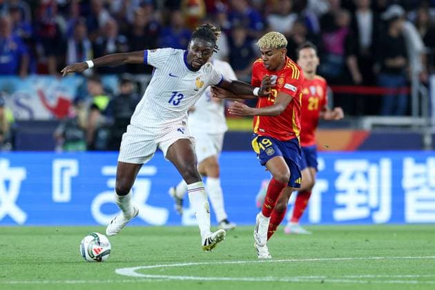 UEFA Nations League Finals 2025 Germany Halbfinale Spanien - Frankreich am 05.06.2025 in der Arena Stuttgart in Stuttgart Manu Kone ( Frankreich ), links - Lamine Yamal ( Spanien ), rechts