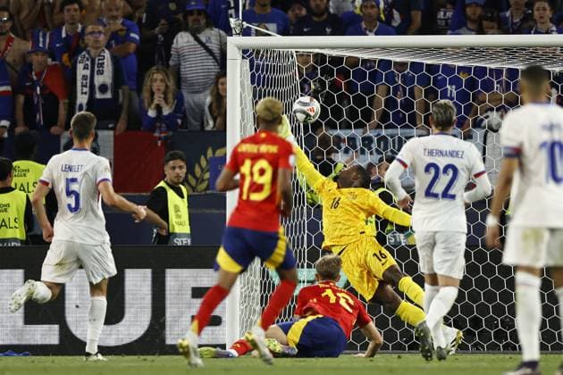 STUTTGART - (l-r) Clement Lenglet of France, Lamine Yamal of Spain, Dean Huijsen of Spain score the later disallowed 3-0, France goalkeeper Mike Maignan during the UEFA Nations League semifinal match Spain v France at the Stuttgart Arena on June 5, 2025 in Stuttgart, Germany. ANP Hollandse Hoogte MAURICE VAN STEEN UEFA Nations League 2025 Semi-final 2024 25 xVIxANPxSportx xMauricexvanxSteenxIVx 529378595 originalFilename: 529378595.jpg