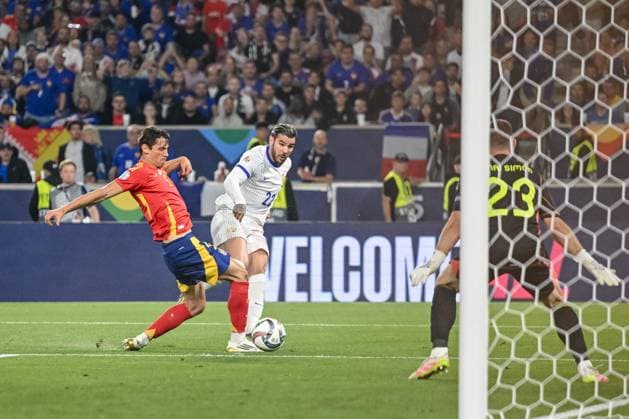 Robin Le Normand (Spain), Theo Hernandez (France) und Torwart Unai Simon (Spain) battle for the ball during the UEFA Nations League 2025 semifinal match between Spain and France at Stuttgart Arena on June 5, 2025 in Stuttgart, Germany. (Photo by Harry Langer DeFodi Images)
