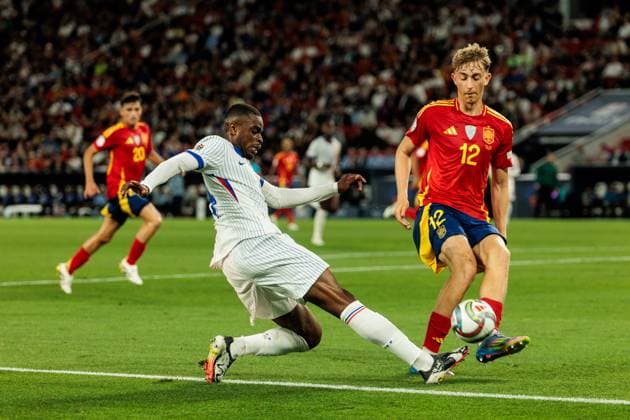 UEFA Nations League Finals: Spanien - Frankreich; 05.06.2025 Zweikampf Randal Kolo Muani (Frankreich, 12), Dean Huijsen (Spanien, 12) UEFA Nations League Finals: Halbfinale Spanien - Frankreich; Stuttgart, Arena Stuttgart am 05.06.2025 Copyright: xBEAUTIFULxSPORTS Wunderlx