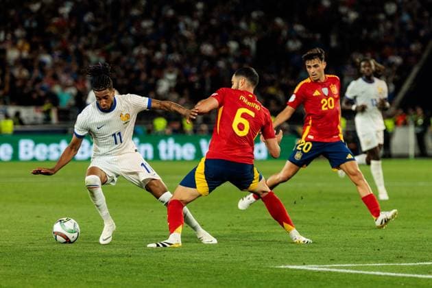 UEFA Nations League Finals: Spanien - Frankreich; 05.06.2025 Zweikampf Michael Olise (Frankreich, 11), Mikel Merino (Spanien, 6) UEFA Nations League Finals: Halbfinale Spanien - Frankreich; Stuttgart, Arena Stuttgart am 05.06.2025 Copyright: xBEAUTIFULxSPORTS Wunderlx