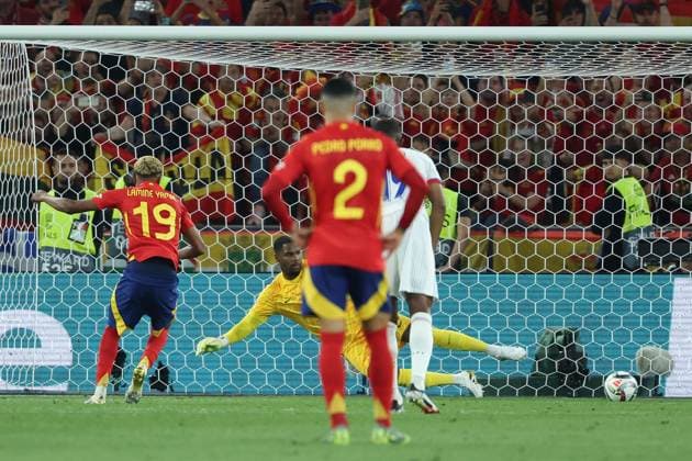 2025.06.05 xJFx UEFA Nations League 2024 25 Halbfinale Spanien - Frankreich v.l., Lamine Yamal (Spanien) schiesst das Tor zum 3:0, Torwart Pierre Kalulu (Frankreich) (UEFA REGULATIONS PROHIBIT ANY USE OF PHOTOGRAPHS as IMAGE SEQUENCES and or QUASI-VIDEO) Copyright: JoaquimxFerreira