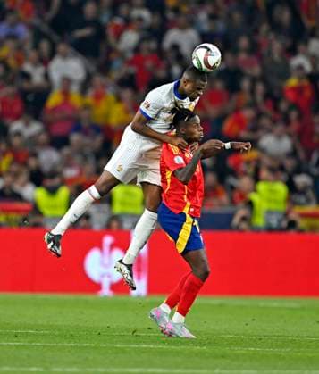 05.06.2025, Fussball UEFA Nations League 2024 25, Halbfinale, Spanien - Frankreich, in der MHP-Arena Stuttgart, v.l. Pierre Kalulu (Frankreich) gegen Nico Williams (Spanien)