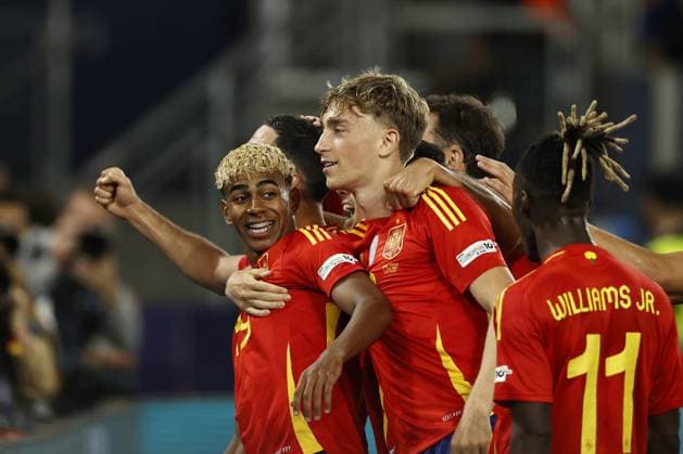STUTTGART - (l-r) Nico Williams of Spain, Lamine Yamal of Spain, Dean Huijsen of Spain, Pedri of Spain celebrate the 3-0 during the UEFA Nations League semifinal match Spain v. France at the Stuttgart Arena on June 5, 2025 in Stuttgart, Germany. ANP Hollandse Hoogte MAURICE VAN STEEN UEFA Nations League 2025 Semi-final 2024 25 xVIxANPxSportx xMauricexvanxSteenxIVx 529379001 originalFilename: 529379001.jpg