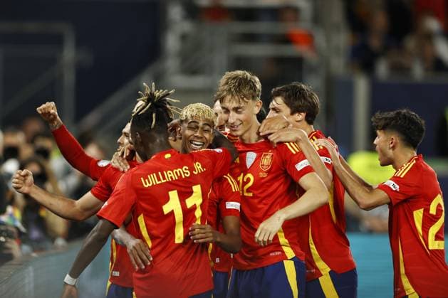 STUTTGART - (l-r) Nico Williams of Spain, Lamine Yamal of Spain, Dean Huijsen of Spain, Pedri of Spain celebrate the 3-0 during the UEFA Nations League semifinal match Spain v. France at the Stuttgart Arena on June 5, 2025 in Stuttgart, Germany. ANP Hollandse Hoogte MAURICE VAN STEEN UEFA Nations League 2025 Semi-final 2024 25 xVIxANPxSportx xMauricexvanxSteenxIVx 529379008 originalFilename: 529379008.jpg