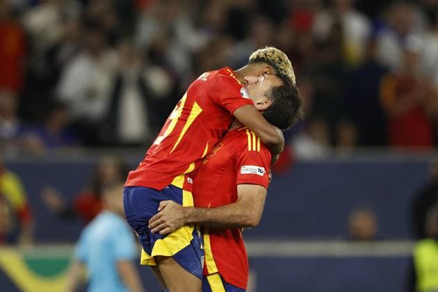 STUTTGART - (l-r) Lamine Yamal of Spain, Mikel Oyarzabal of Spain celebrate the 3-0 during the UEFA Nations League semifinal match Spain v. France at the Stuttgart Arena on June 5, 2025 in Stuttgart, Germany. ANP Hollandse Hoogte MAURICE VAN STEEN UEFA Nations League 2025 Semi-final 2024 25 xVIxANPxSportx xMauricexvanxSteenxIVx 529379039 originalFilename: 529379039.jpg