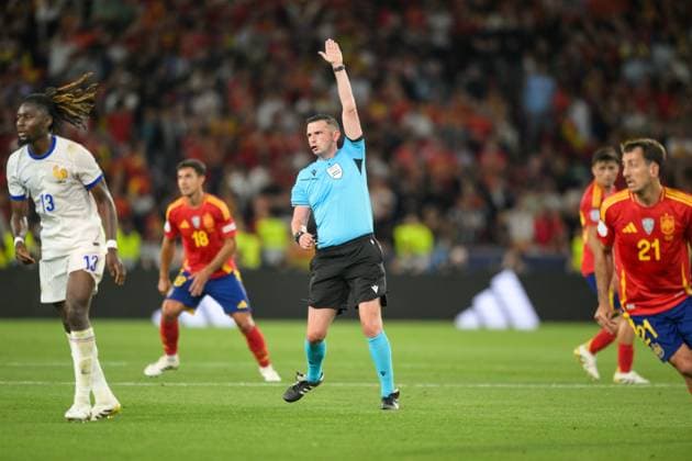 Fußball, Nations League, 20250605, Spanien - Frankreich. Im Bild Schiedsrichter Michael OLIVER (ENG) zeigt Abseits an. Stuttgart Stuttgart Arena Baden Württemberg Deutschland Copyright: Passion2Press MarkusxFischerx