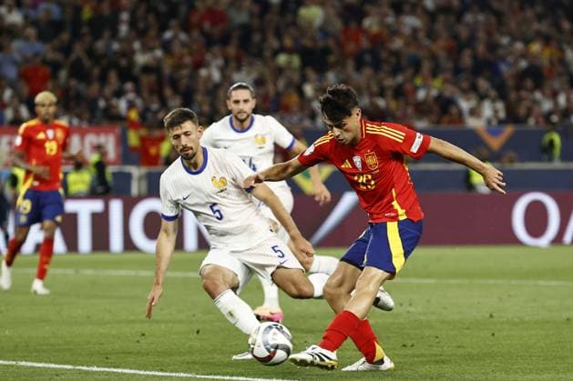STUTTGART - (l-r) Clement Lenglet of France, Pedri of Spain scores 4-0 during the UEFA Nations League semifinal match Spain v. France at the Stuttgart Arena on June 5, 2025 in Stuttgart, Germany. ANP Hollandse Hoogte MAURICE VAN STEEN UEFA Nations League 2025 Semi-final 2024 25 xVIxANPxSportx xMauricexvanxSteenxIVx 529379427 originalFilename: 529379427.jpg