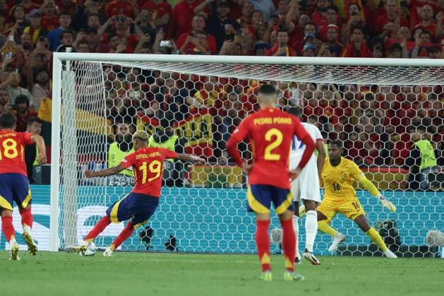 2025.06.05 xJFx UEFA Nations League 2024 25 Halbfinale Spanien - Frankreich v.l., Lamine Yamal (Spanien) schiesst das Tor zum 3:0, goalkeeper, Torwart Mike Maignan (Frankreich) (UEFA REGULATIONS PROHIBIT ANY USE OF PHOTOGRAPHS as IMAGE SEQUENCES and or QUASI-VIDEO) Copyright: JoaquimxFerreira