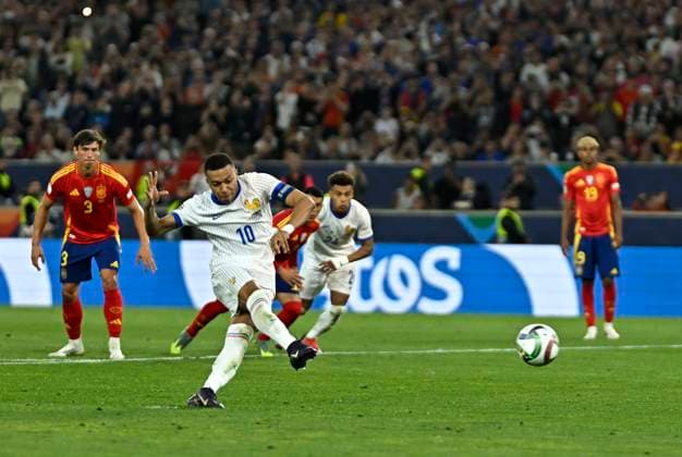 05.06.2025, Fussball UEFA Nations League 2024 25, Halbfinale, Spanien - Frankreich, in der MHP-Arena Stuttgart, Kylian Mbappe (Frankreich) trifft zum 4:1