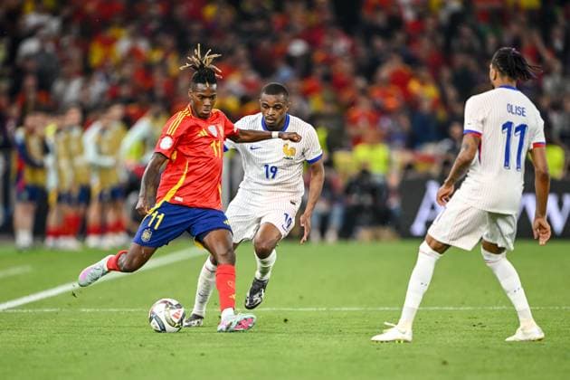 Nico Williams (Spain), Pierre Kalulu (France) und Michael Olise (France) battle for the ball during the UEFA Nations League 2025 semifinal match between Spain and France at Stuttgart Arena on June 5, 2025 in Stuttgart, Germany. (Photo by Harry Langer DeFodi Images)