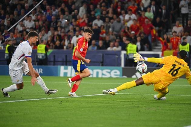 Tor PEDRI (ESP) zum 4-0,Aktion,Torschuss gegen Torwart Mike MAIGNAN (FRA). Fussball Nations League Final Four Halbfinale Spanien (ESP) - Frankreich (FRA) am 05.06.2025 , Fussball Arena Stuttgart.