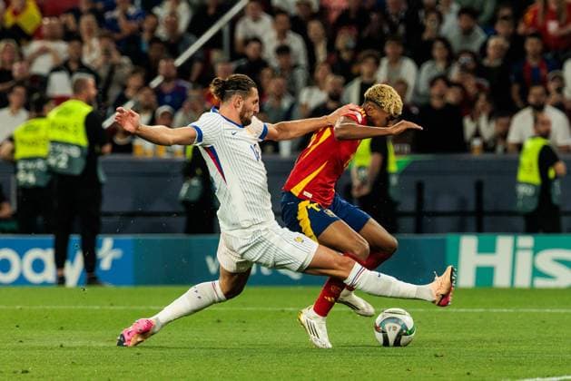 UEFA Nations League Finals: Spanien - Frankreich; 05.06.2025 Zweikampf Adrien Rabiot (Frankreich, 14), Lamine Yamal (Spanien, 19) - Elfmeterfoul UEFA Nations League Finals: Halbfinale Spanien - Frankreich; Stuttgart, Arena Stuttgart am 05.06.2025 Copyright: xBEAUTIFULxSPORTS Wunderlx
