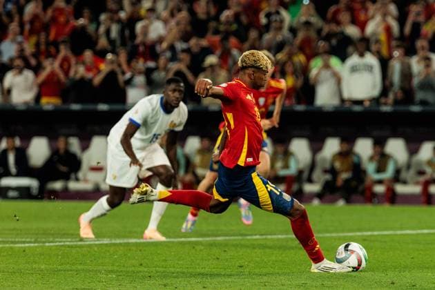 UEFA Nations League Finals: Spanien - Frankreich; 05.06.2025 Lamine Yamal (Spanien, 19) schiesst den Elfmeter zum 3:0 UEFA Nations League Finals: Halbfinale Spanien - Frankreich; Stuttgart, Arena Stuttgart am 05.06.2025 Copyright: xBEAUTIFULxSPORTS Wunderlx