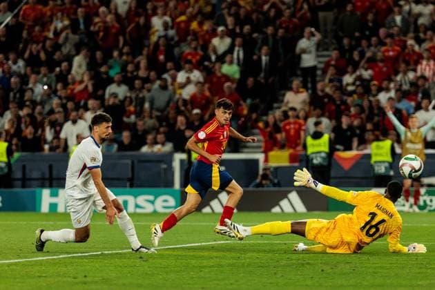 UEFA Nations League Finals: Spanien - Frankreich; 05.06.2025 Pedri (Spanien, 20) schießt das 4:0 gegen Mike Maignan (Frankreich, 16), Tor UEFA Nations League Finals: Halbfinale Spanien - Frankreich; Stuttgart, Arena Stuttgart am 05.06.2025 Copyright: xBEAUTIFULxSPORTS Wunderlx