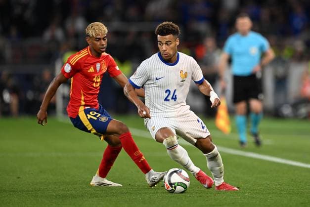 UEFA Nations League Semi-Final: Spain v France STUTTGART, GERMANY - JUNE 05: Lamine Yamal (19) of Spain in action against Desire Doue (24) of France during the UEFA Nations League 2025 semi-final match between Spain and France at the MHP Arena Stadium on June 5, 2025, Stuttgart, Germany. Halil Sagirkaya Anadolu Germany World. Editorial use only. Please get in touch for any other usage.  Copyright: x2025xAnadoluxHalilxSagirkayax