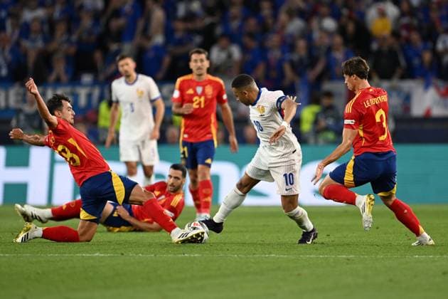 UEFA Nations League Semi-Final: Spain v France STUTTGART, GERMANY - JUNE 05: Martín Zubimendi (18) of Spain in action against Kylian Mbappe (10) of France during the UEFA Nations League 2025 semi-final match between Spain and France at the MHP Arena Stadium on June 5, 2025, Stuttgart, Germany. Halil Sagirkaya Anadolu Germany World. Editorial use only. Please get in touch for any other usage.  Copyright: x2025xAnadoluxHalilxSagirkayax