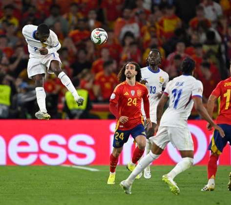 05.06.2025, Fussball UEFA Nations League 2024 25, Halbfinale, Spanien - Frankreich, in der MHP-Arena Stuttgart, Ousmane Dembele (Frankreich) köpft. Marc Cucurella (Spanien)
