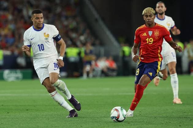 2025.06.05 xJFx UEFA Nations League 2024 25 Halbfinale Spanien - Frankreich v.l., Kylian Mbappe (Frankreich), Lamine Yamal (Spanien) in aktion, in action, (UEFA REGULATIONS PROHIBIT ANY USE OF PHOTOGRAPHS as IMAGE SEQUENCES and or QUASI-VIDEO) Copyright: JoaquimxFerreira