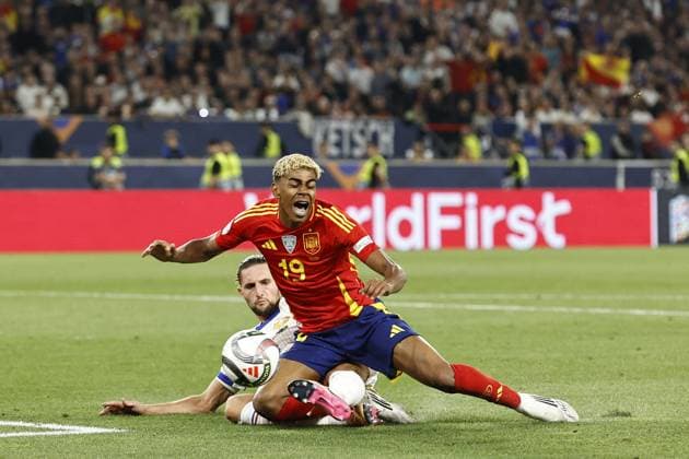 STUTTGART - (l-r) Adrien Rabiot of France fouls Lamine Yamal of Spain during the UEFA Nations League semifinal match Spain v. France at the Stuttgart Arena on June 5, 2025 in Stuttgart, Germany. ANP Hollandse Hoogte MAURICE VAN STEEN UEFA Nations League 2025 Semi-final 2024 25 xVIxANPxSportx xMauricexvanxSteenxIVx 529380005 originalFilename: 529380005.jpg