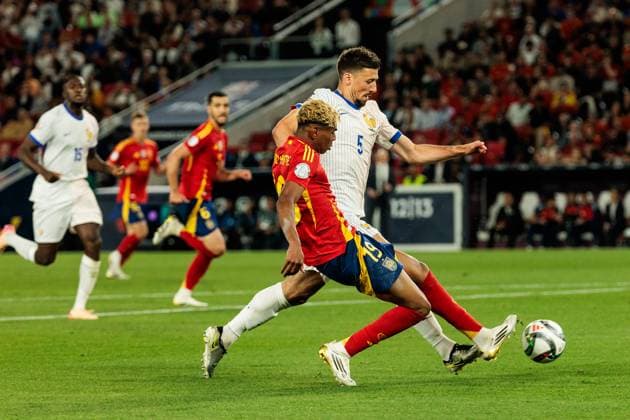 UEFA Nations League Finals: Spanien - Frankreich; 05.06.2025 Lamine Yamal (Spanien, 19) schiesst das 5:1 im Zweikampf gegen Clement Lenglet (Frankreich, 5) UEFA Nations League Finals: Halbfinale Spanien - Frankreich; Stuttgart, Arena Stuttgart am 05.06.2025 Copyright: xBEAUTIFULxSPORTS Wunderlx