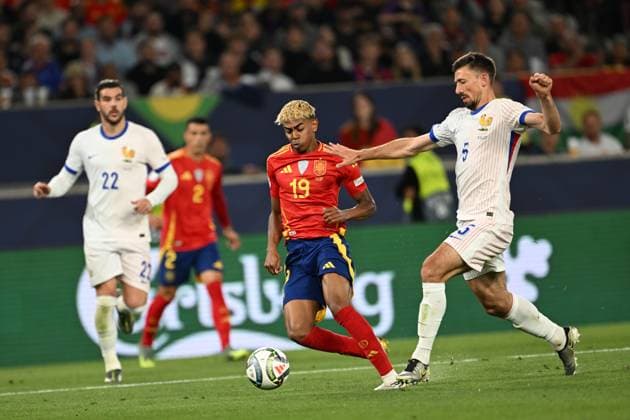 UEFA Nations League Semi-Final: Spain v France STUTTGART, GERMANY - JUNE 05: Lamine Yamal (19) of Spain in action against Clément Lenglet (5) of France during the UEFA Nations League 2025 semi-final match between Spain and France at the MHP Arena Stadium on June 5, 2025, Stuttgart, Germany. Halil Sagirkaya Anadolu Stuttgart Germany. Editorial use only. Please get in touch for any other usage.  Copyright: x2025xAnadoluxHalilxSagirkayax
