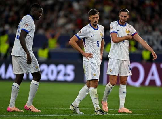 05.06.2025, Fussball UEFA Nations League 2024 25, Halbfinale, Spanien - Frankreich, in der MHP-Arena Stuttgart, v.l. Clement Lenglet (Frankreich) und Adrien Rabiot (Frankreich) sind unzufrieden.