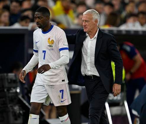 05.06.2025, Fussball UEFA Nations League 2024 25, Halbfinale, Spanien - Frankreich, in der MHP-Arena Stuttgart, Trainer Didier Deschamps (Frankreich) tröstet Ousmane Dembele (Frankreich)