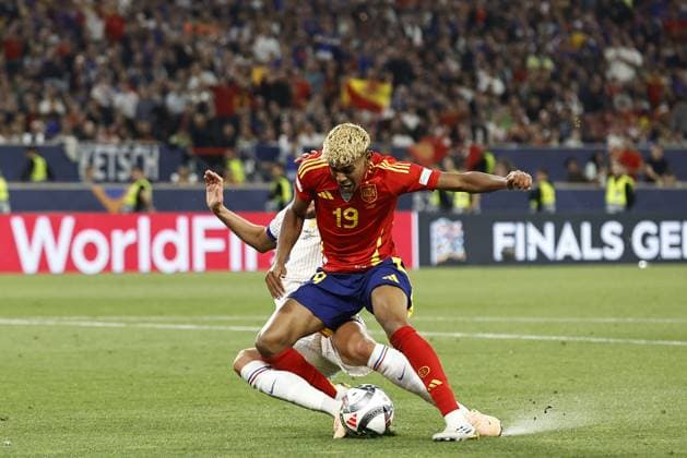 STUTTGART - (l-r) Adrien Rabiot of France fouls Lamine Yamal of Spain during the UEFA Nations League semifinal match Spain v. France at the Stuttgart Arena on June 5, 2025 in Stuttgart, Germany. ANP Hollandse Hoogte MAURICE VAN STEEN UEFA Nations League 2025 Semi-final 2024 25 xVIxANPxSportx xMauricexvanxSteenxIVx 529380406 originalFilename: 529380406.jpg