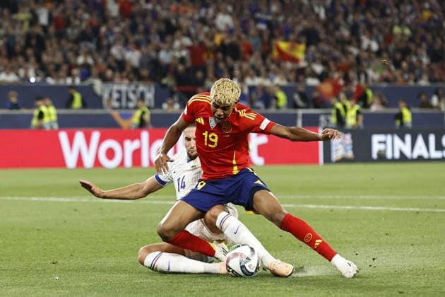 STUTTGART - (l-r) Adrien Rabiot of France fouls Lamine Yamal of Spain during the UEFA Nations League semifinal match Spain v. France at the Stuttgart Arena on June 5, 2025 in Stuttgart, Germany. ANP Hollandse Hoogte MAURICE VAN STEEN UEFA Nations League 2025 Semi-final 2024 25 xVIxANPxSportx xMauricexvanxSteenxIVx 529380415 originalFilename: 529380415.jpg