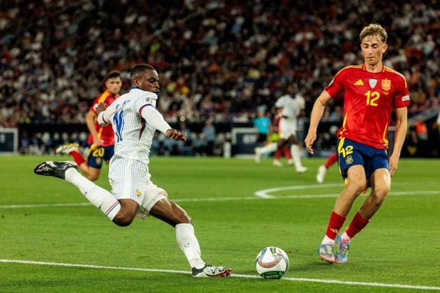 UEFA Nations League Finals: Spanien - Frankreich; 05.06.2025 Korrektur: Zweikampf Pierre Kalulu (Frankreich, 19), Dean Huijsen (Spanien, 12) UEFA Nations League Finals: Halbfinale Spanien - Frankreich; Stuttgart, Arena Stuttgart am 05.06.2025 Copyright: xBEAUTIFULxSPORTS Wunderlx