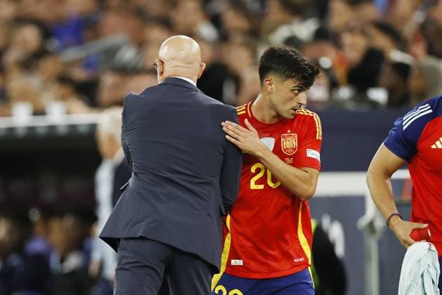 STUTTGART - (l-r) Spain coach Luis de la Fuente, Pedri of Spain during the UEFA Nations League semifinal match Spain v. France at the Stuttgart Arena on June 5, 2025 in Stuttgart, Germany. ANP Hollandse Hoogte MAURICE VAN STEEN UEFA Nations League 2025 Semi-final 2024 25 xVIxANPxSportx xMauricexvanxSteenxIVx 529380559 originalFilename: 529380559.jpg